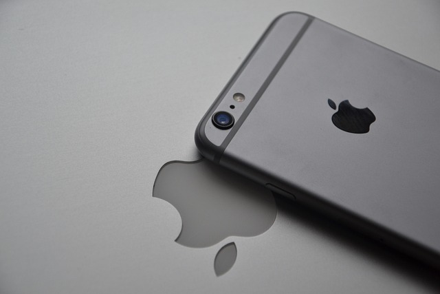 iPhone na stole
